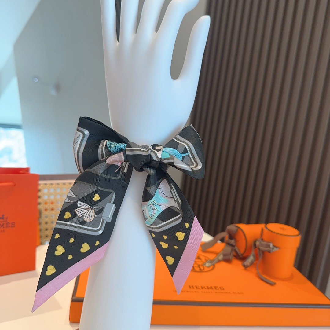 Hermes 에르메스  "에르메스 스토리" 실크 트윌리 스카프