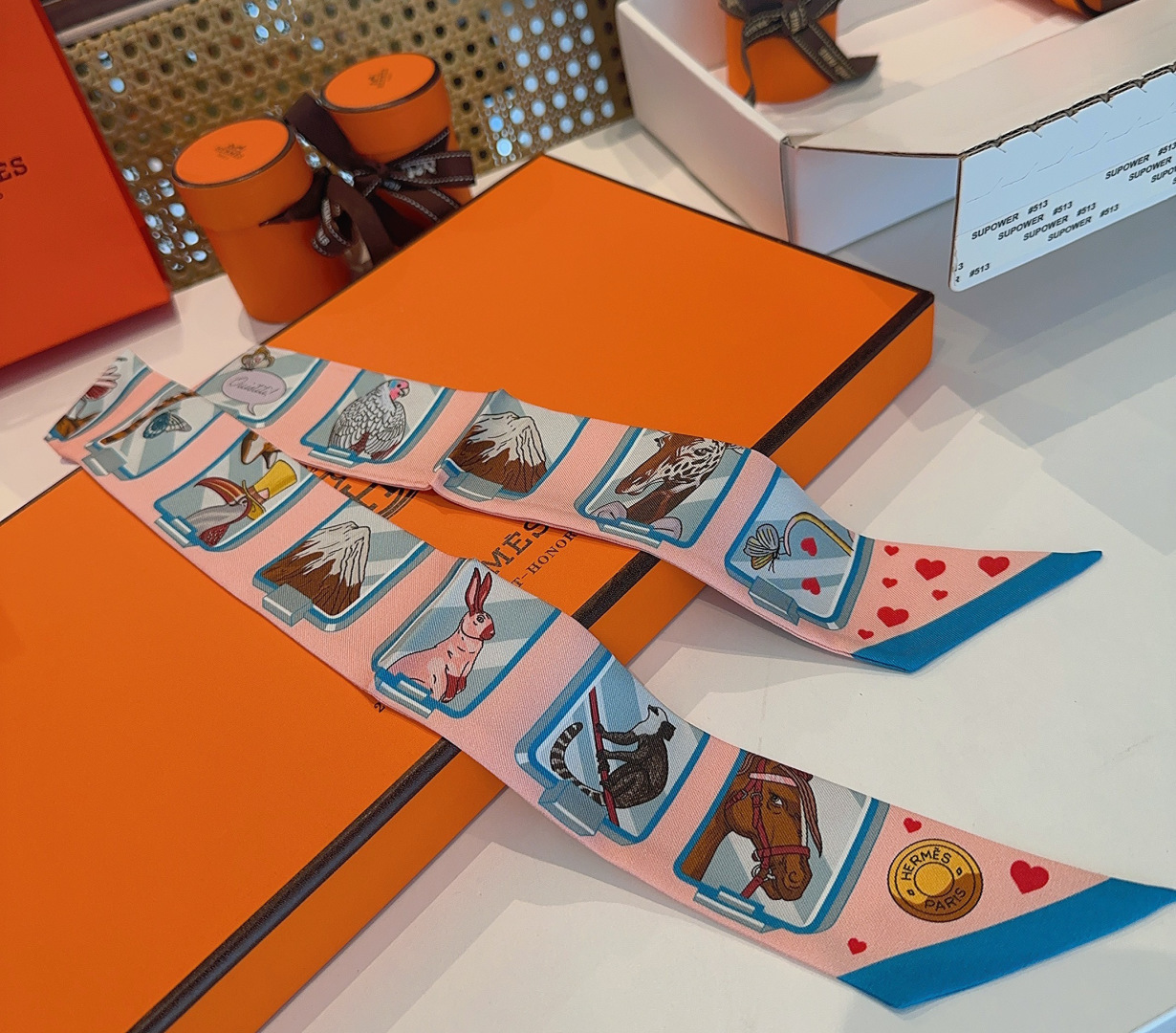 Hermes 에르메스  "에르메스 스토리" 실크 트윌리 스카프