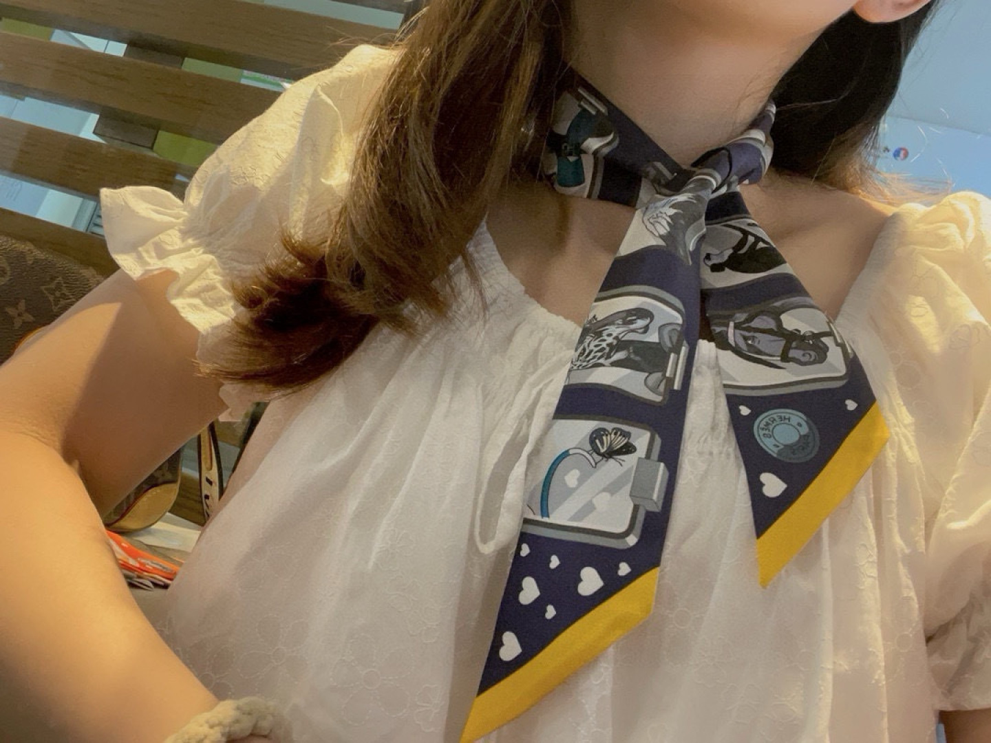 Hermes 에르메스  "에르메스 스토리" 실크 트윌리 스카프