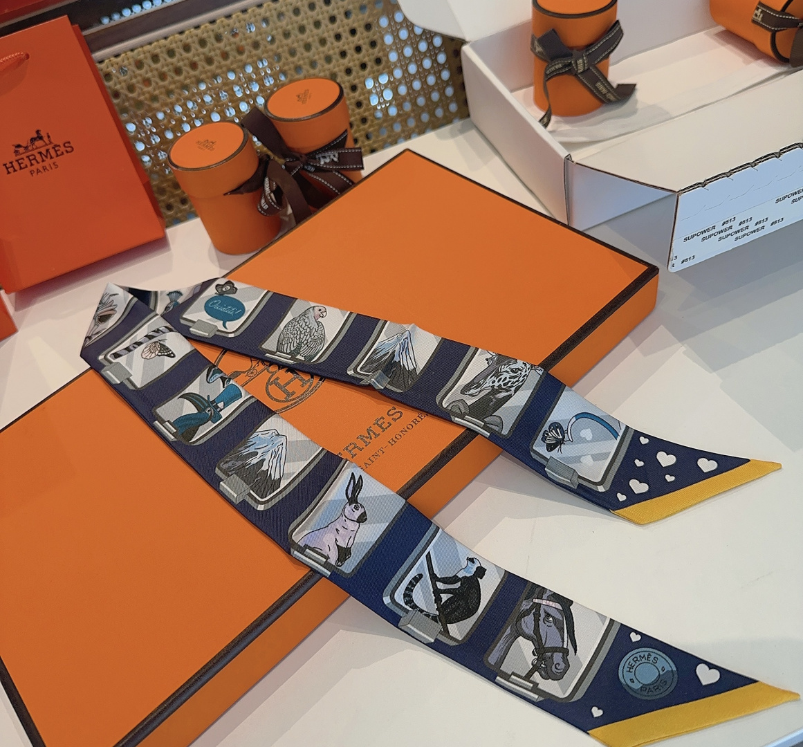 Hermes 에르메스  "에르메스 스토리" 실크 트윌리 스카프