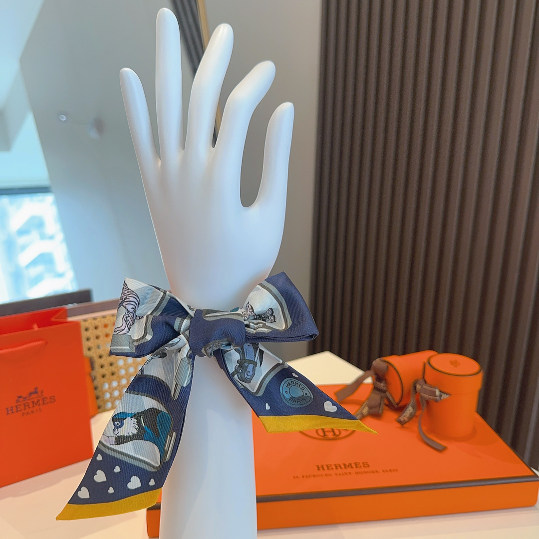 Hermes 에르메스  "에르메스 스토리" 실크 트윌리 스카프