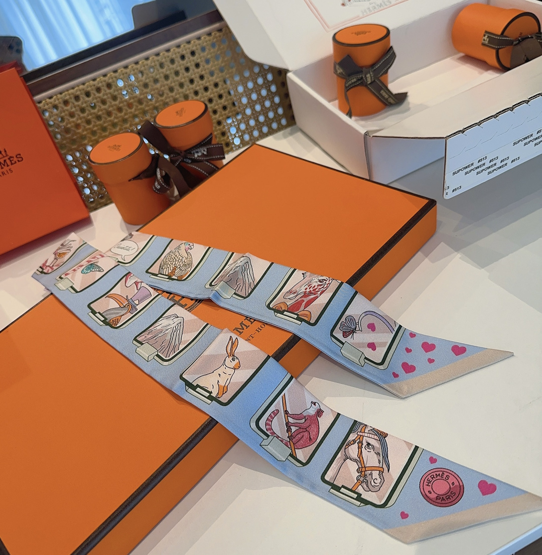 Hermes 에르메스  "에르메스 스토리" 실크 트윌리 스카프