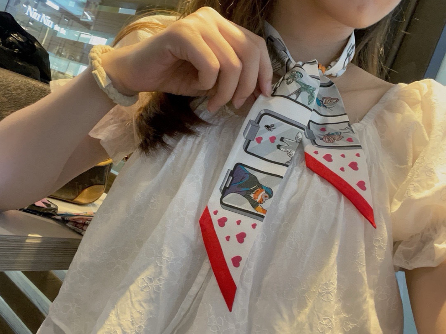 Hermes 에르메스  "에르메스 스토리" 실크 트윌리 스카프