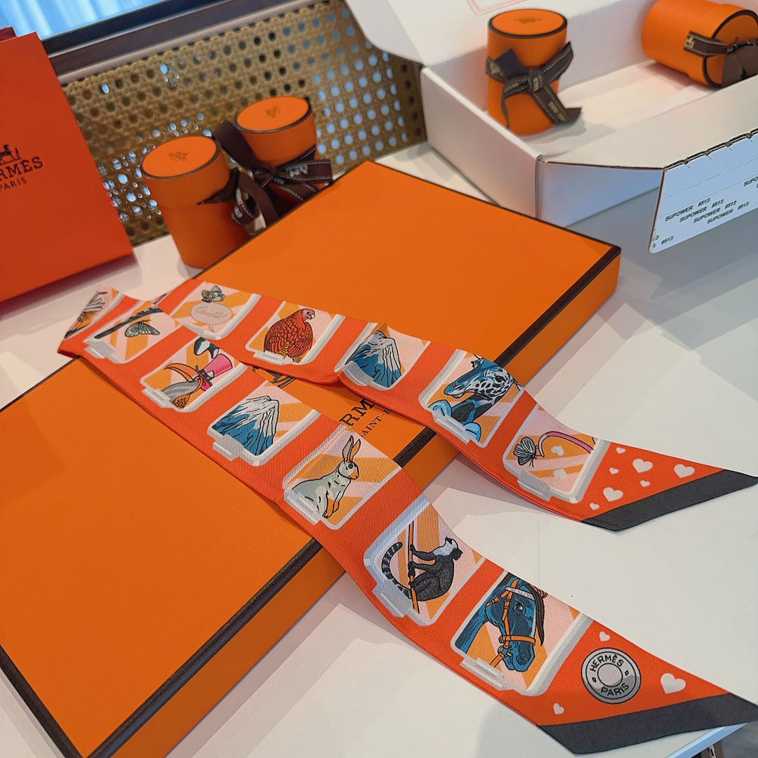 Hermes 에르메스  "에르메스 스토리" 실크 트윌리 스카프