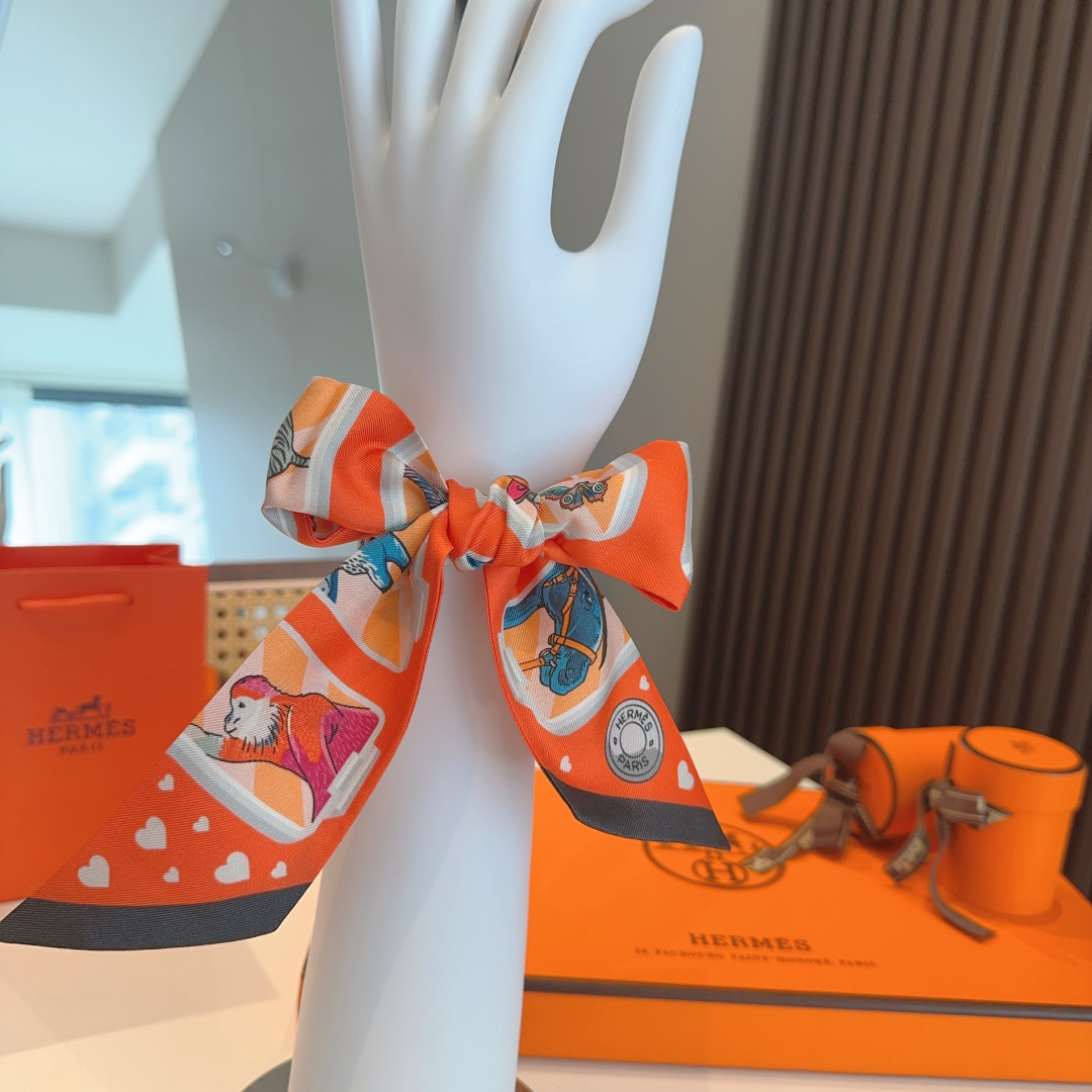 Hermes 에르메스  "에르메스 스토리" 실크 트윌리 스카프