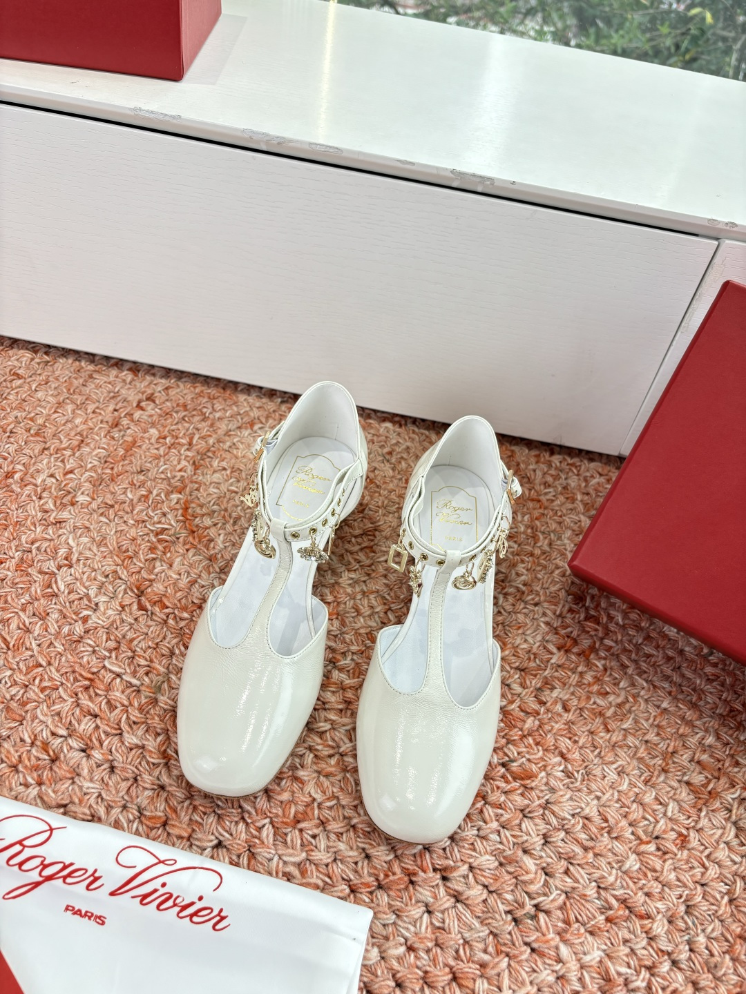 Roger Vivier RV 로저 비비에 T스트랩 쥬얼 펜던트 청키힐 샌들 신발