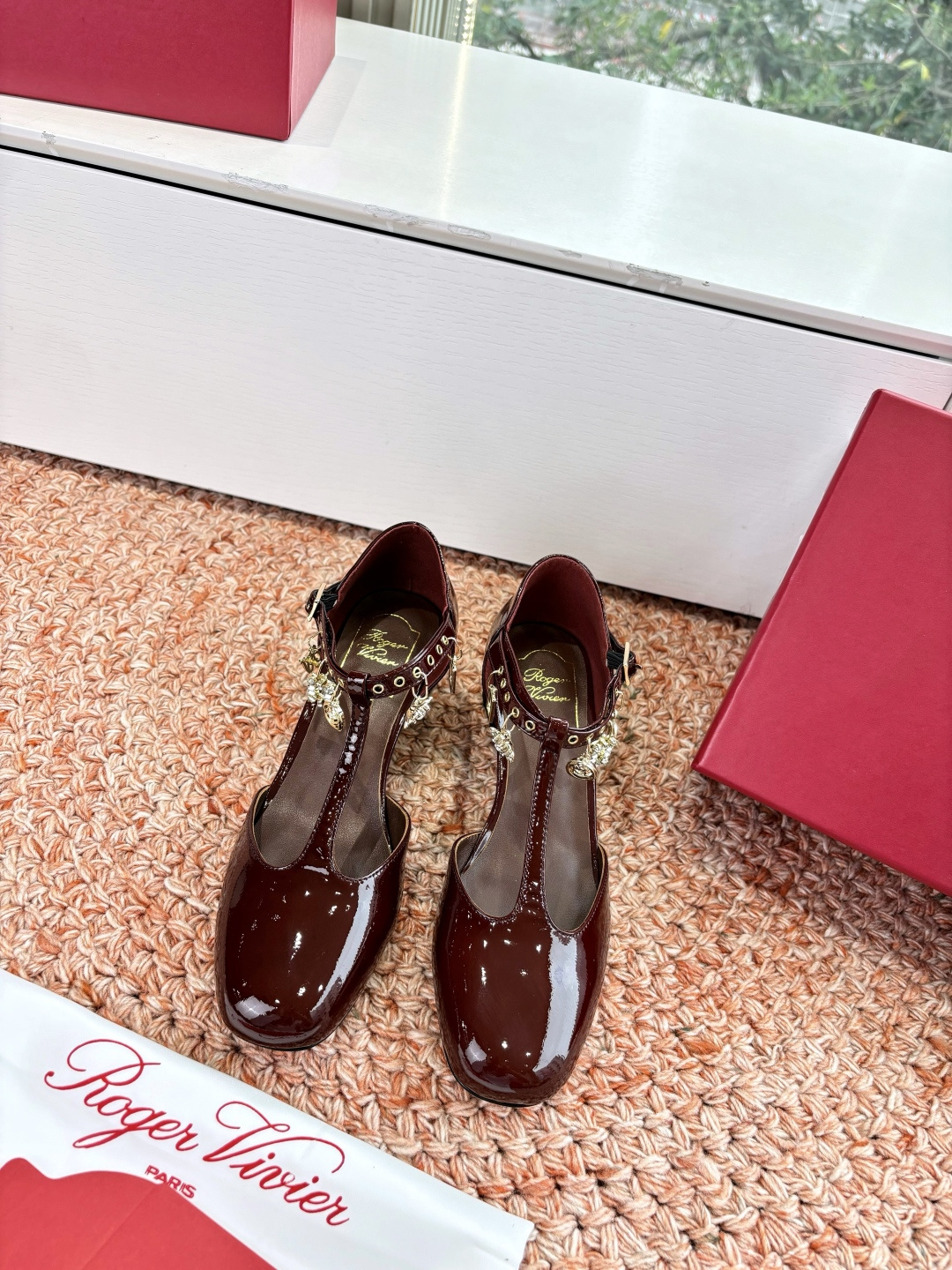 Roger Vivier RV 로저 비비에 T스트랩 쥬얼 펜던트 청키힐 샌들 신발