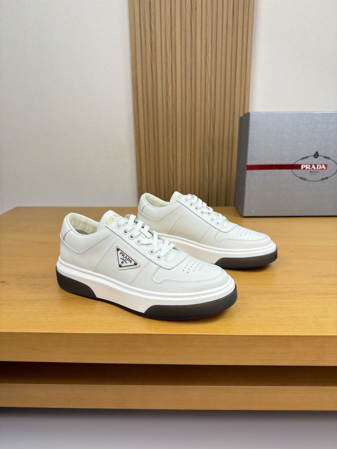 프라다(PRADA) 프리미엄 나파 가죽 스니커즈 신발