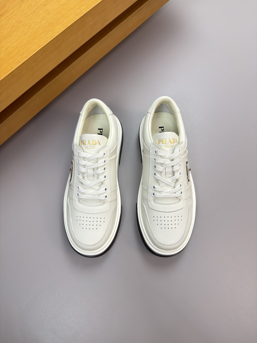 프라다(PRADA) 프리미엄 나파 가죽 스니커즈 신발