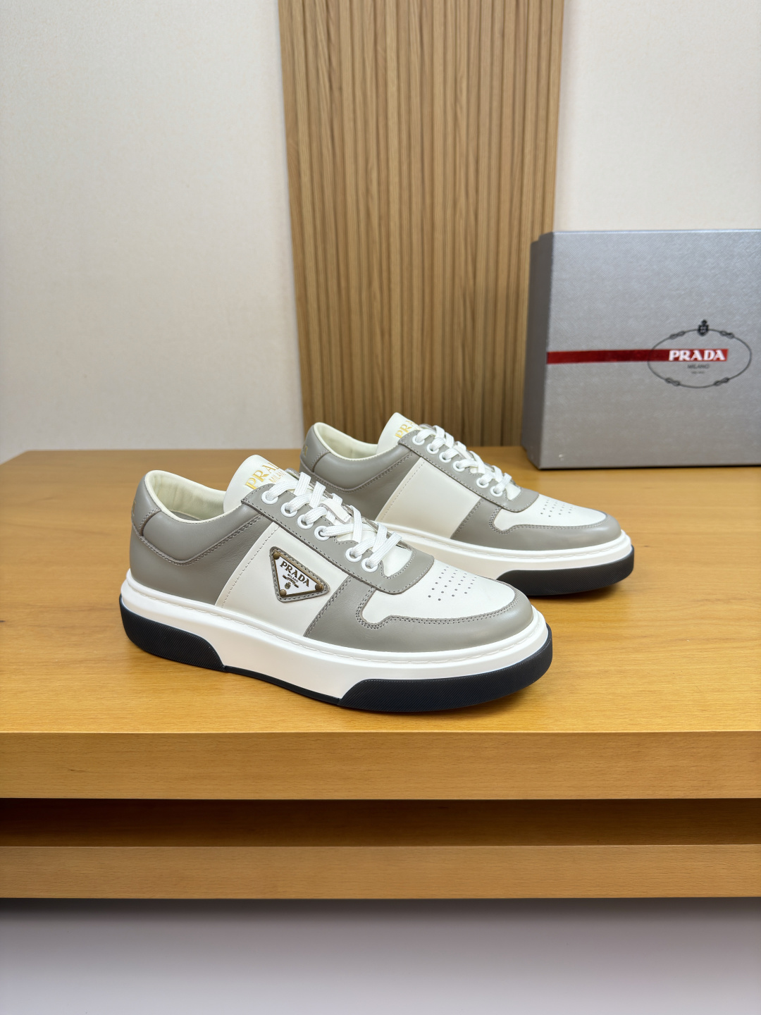 프라다(PRADA) 프리미엄 나파 가죽 스니커즈 신발