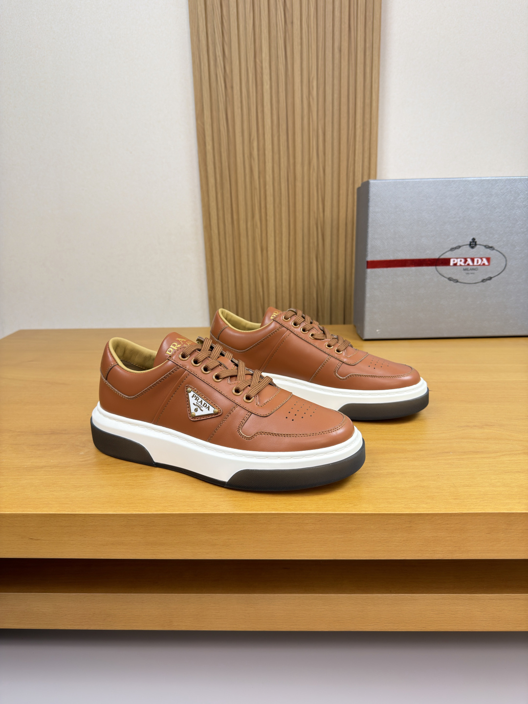 프라다(PRADA) 프리미엄 나파 가죽 스니커즈 신발