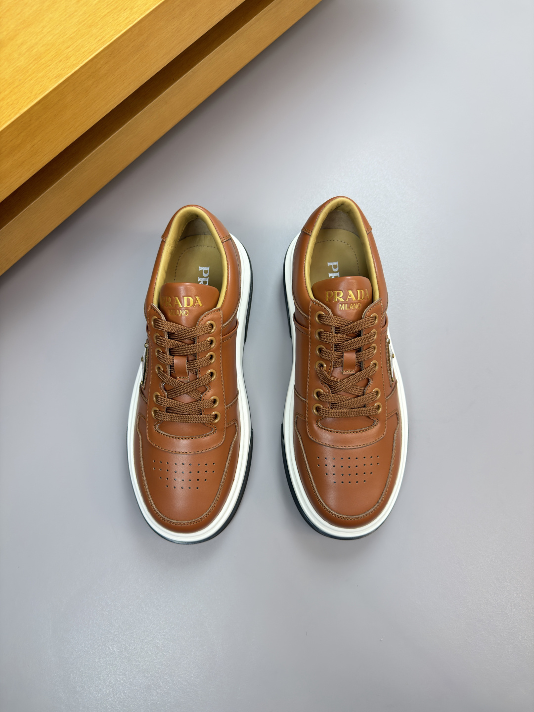 프라다(PRADA) 프리미엄 나파 가죽 스니커즈 신발