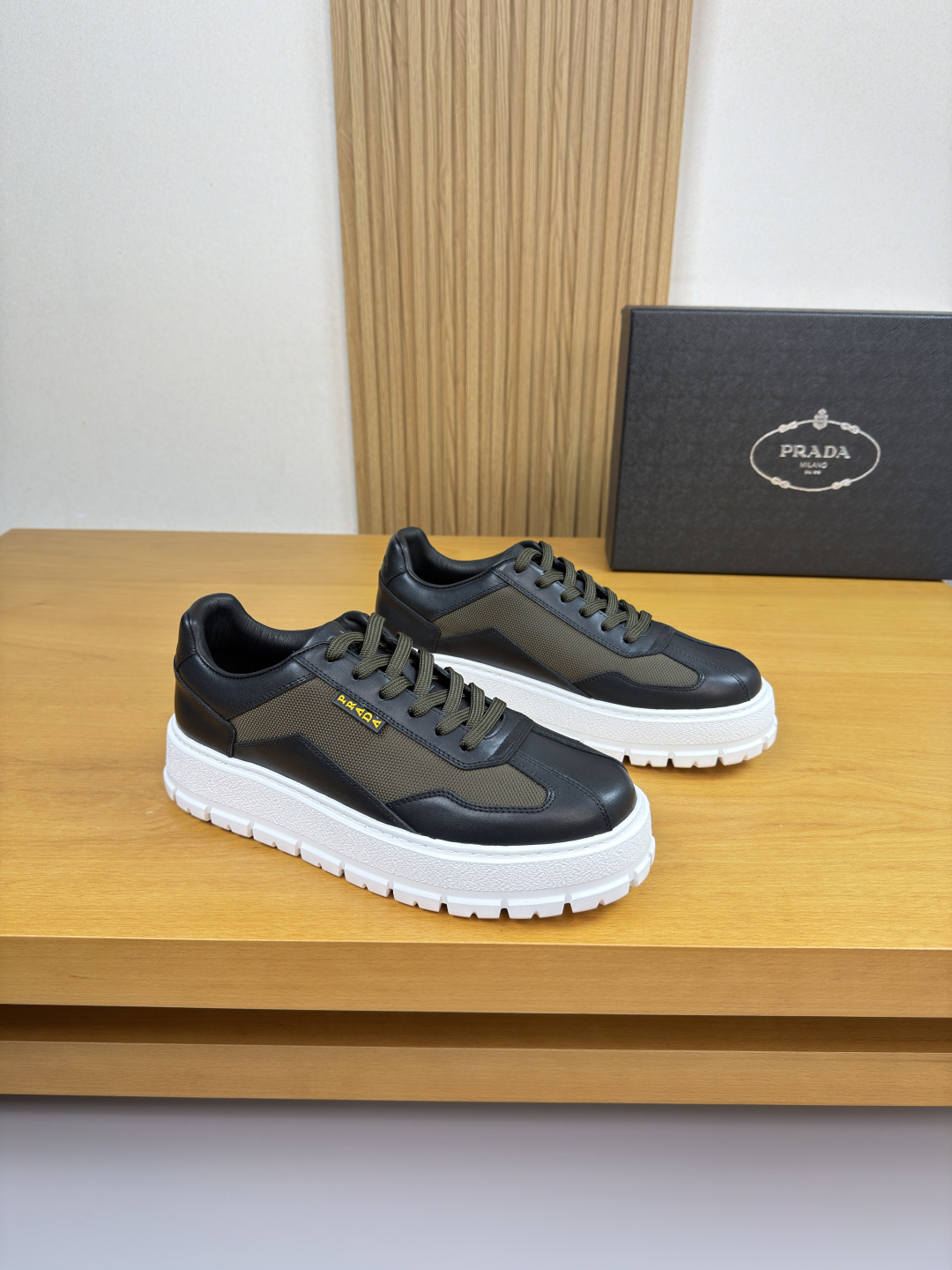 프라다(PRADA) 나파 가죽 & 실크 캔버스 스니커즈 (프리미엄) 신발