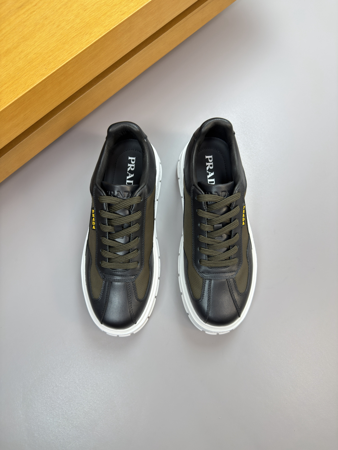 프라다(PRADA) 나파 가죽 & 실크 캔버스 스니커즈 (프리미엄) 신발