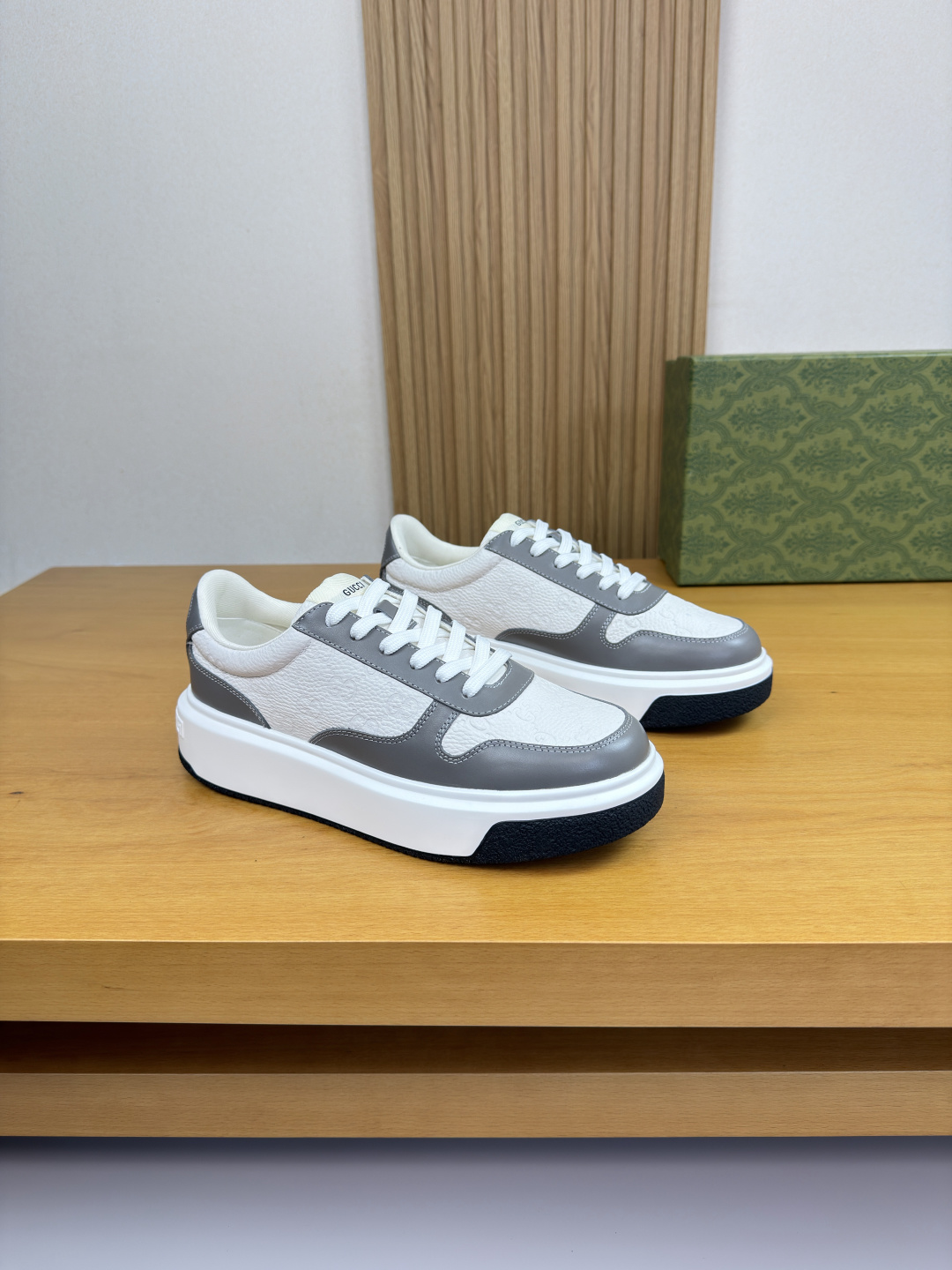 구찌(GUCCI) 나파 & 리치 레더 엠보싱 스니커즈 (프리미엄) 신발