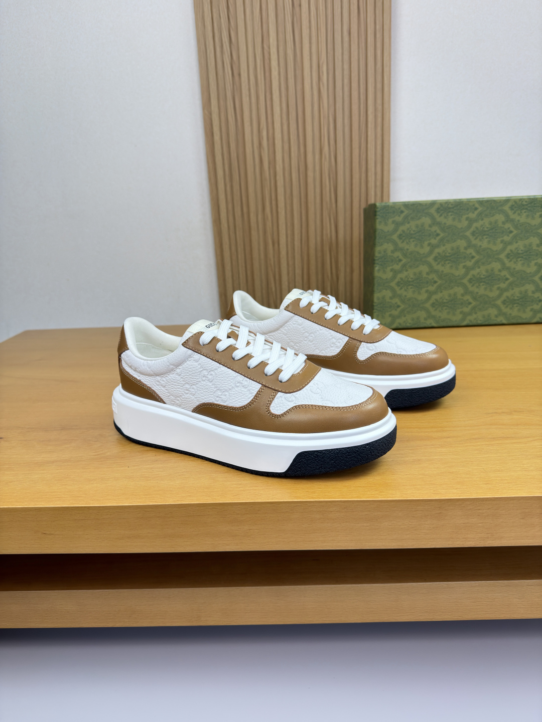 구찌(GUCCI) 나파 & 리치 레더 엠보싱 스니커즈 (프리미엄) 신발