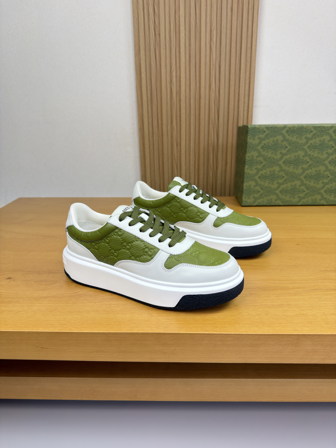 구찌(GUCCI) 나파 & 리치 레더 엠보싱 스니커즈 (프리미엄) 신발