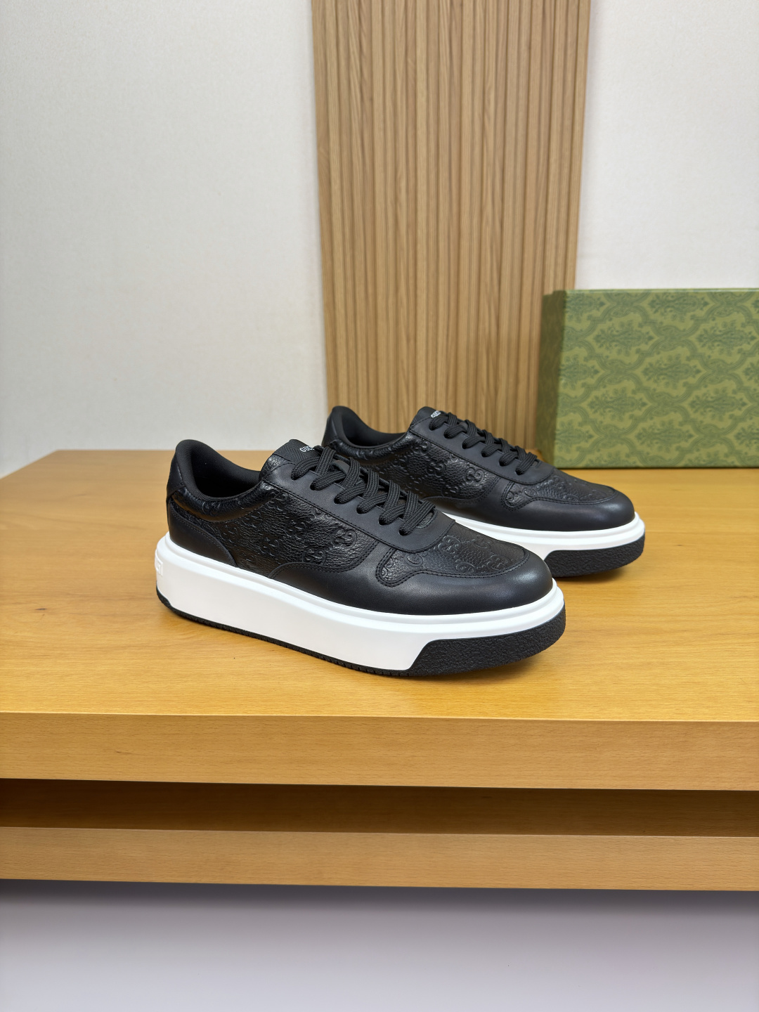 구찌(GUCCI) 나파 & 리치 레더 엠보싱 스니커즈 (프리미엄) 신발