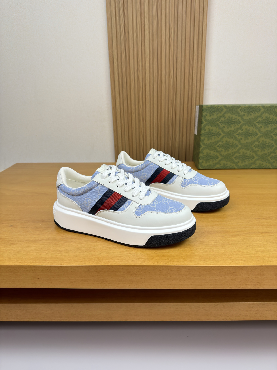 구찌(GUCCI) 나파 가죽 & 시그니처 웹(Web) 스니커즈 (프리미엄) 신발