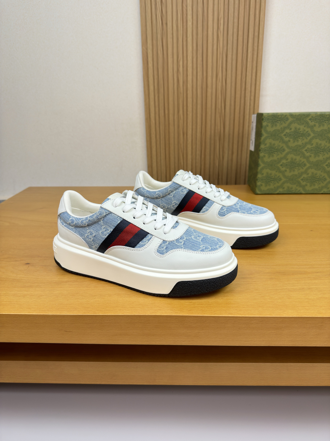 구찌(GUCCI) 나파 가죽 & 시그니처 웹(Web) 스니커즈 (프리미엄) 신발