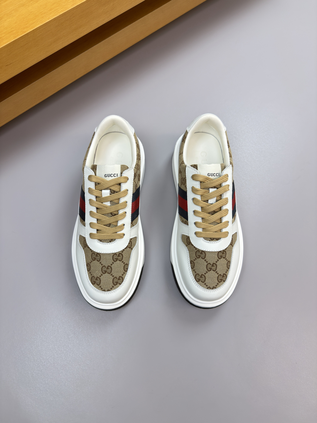 구찌(GUCCI) 나파 가죽 & 시그니처 웹(Web) 스니커즈 (프리미엄) 신발