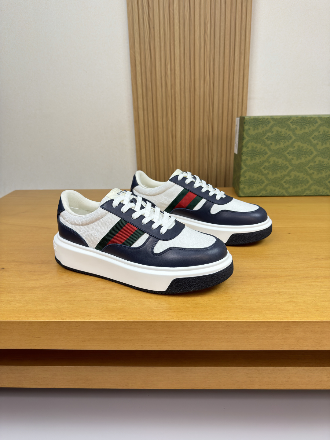 구찌(GUCCI) 나파 가죽 & 시그니처 웹(Web) 스니커즈 (프리미엄) 신발