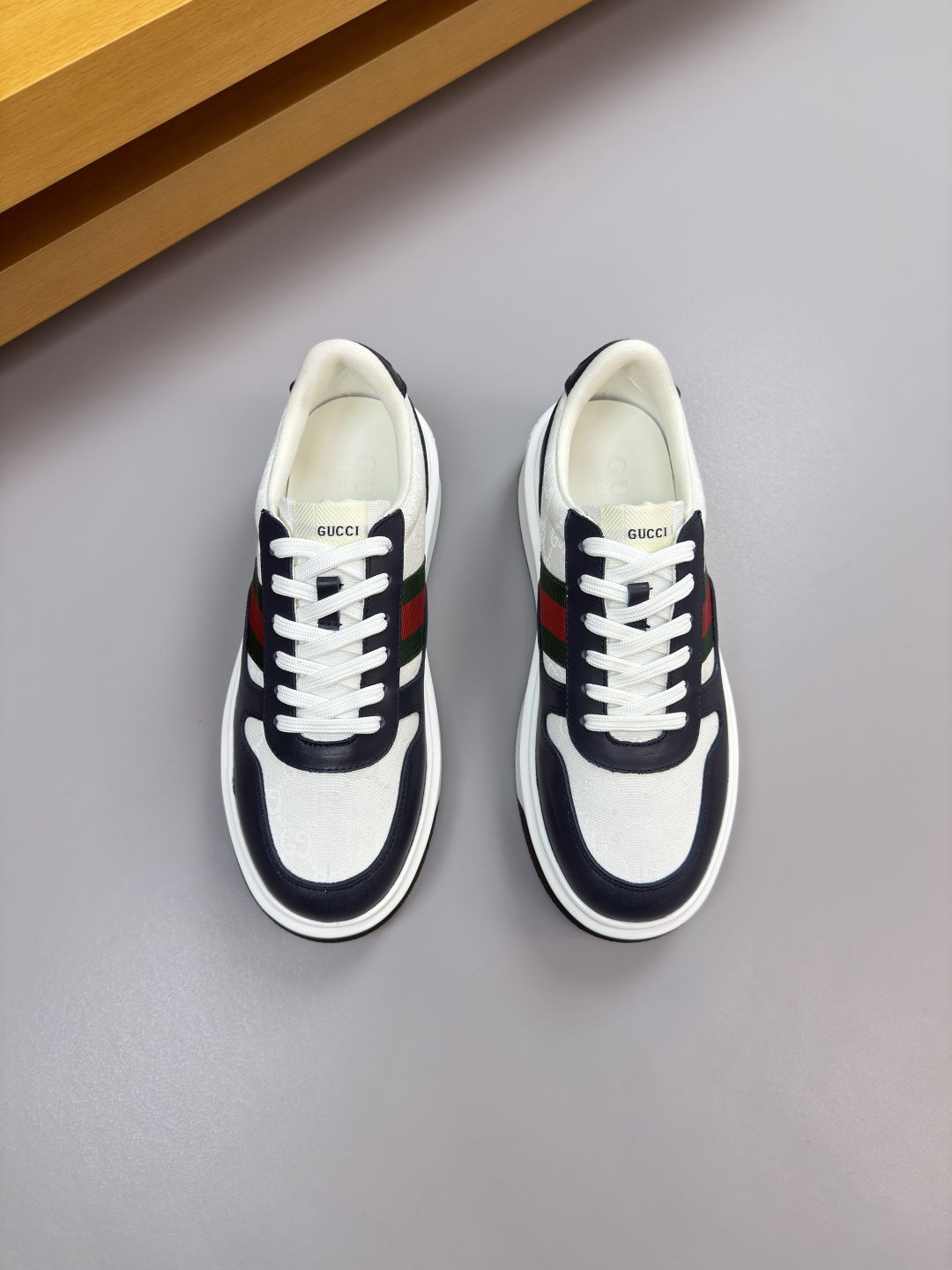 구찌(GUCCI) 나파 가죽 & 시그니처 웹(Web) 스니커즈 (프리미엄) 신발