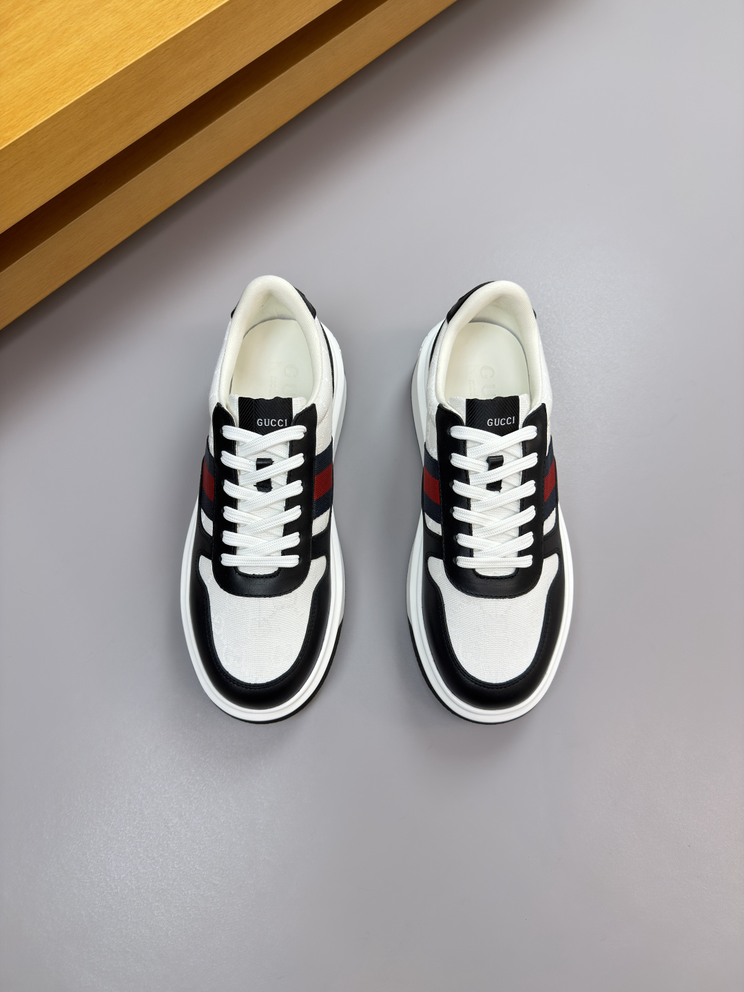 구찌(GUCCI) 나파 가죽 & 시그니처 웹(Web) 스니커즈 (프리미엄) 신발