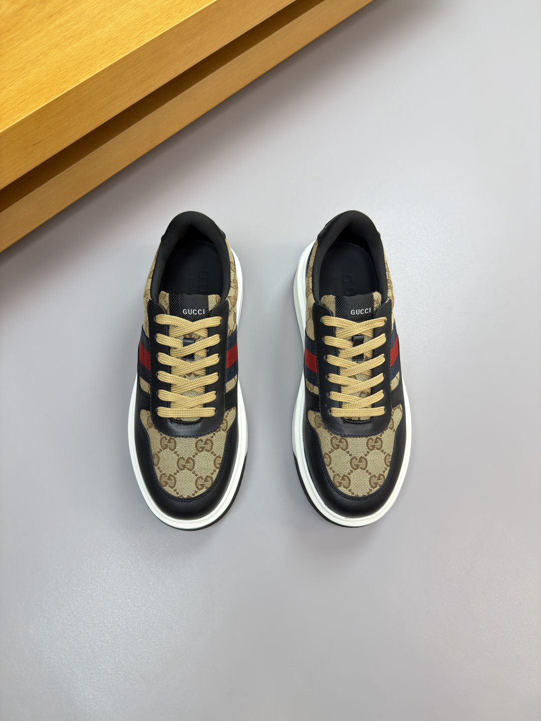 구찌(GUCCI) 나파 가죽 & 시그니처 웹(Web) 스니커즈 (프리미엄) 신발