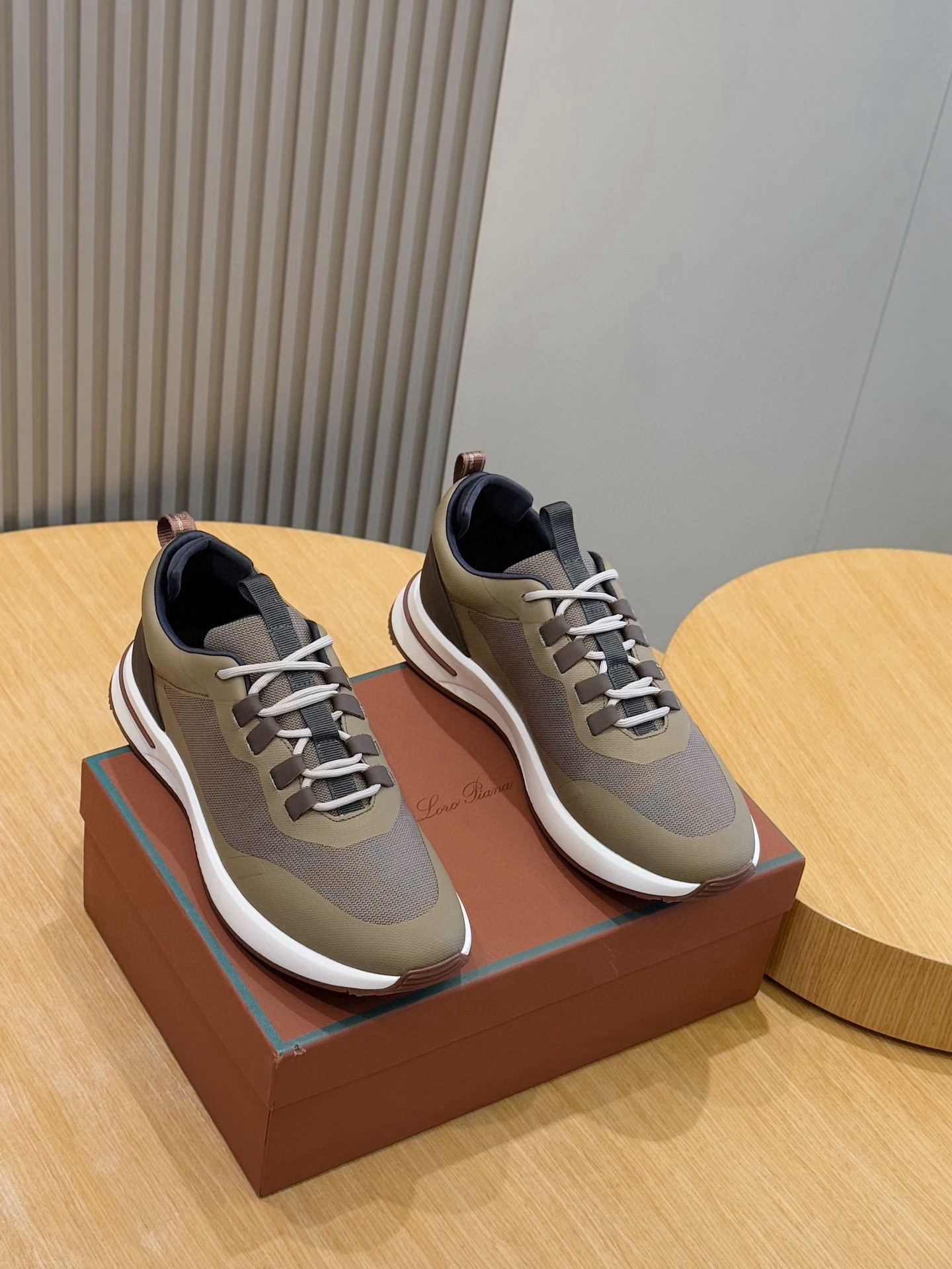 로로 피아나(Loro Piana) 위크엔드 워크(Week End Walk) 남성 스니커즈 신발