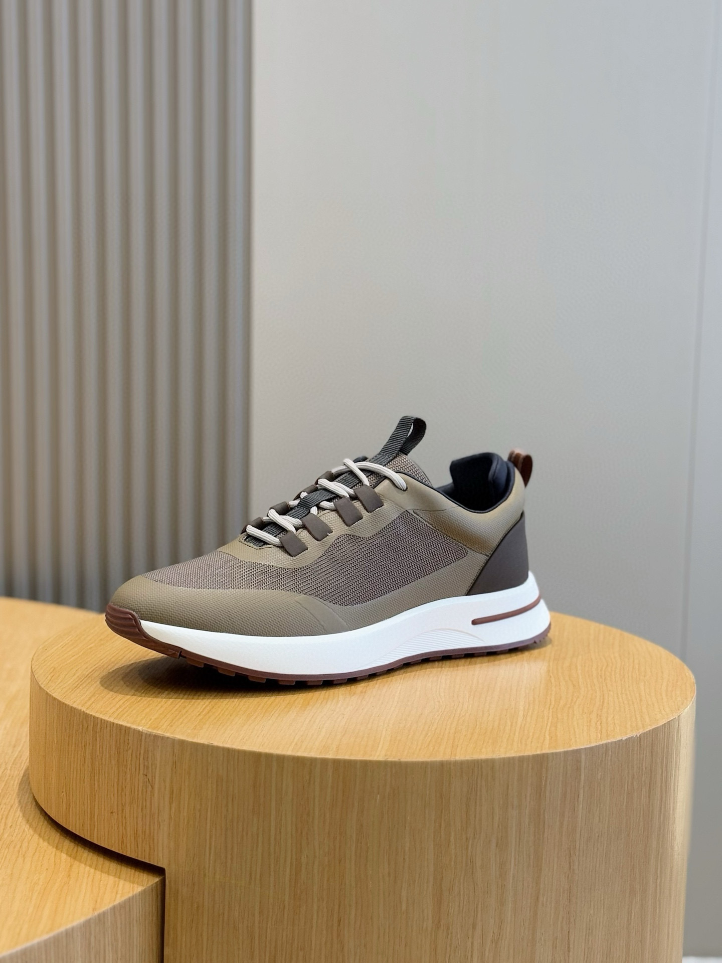 로로 피아나(Loro Piana) 위크엔드 워크(Week End Walk) 남성 스니커즈 신발