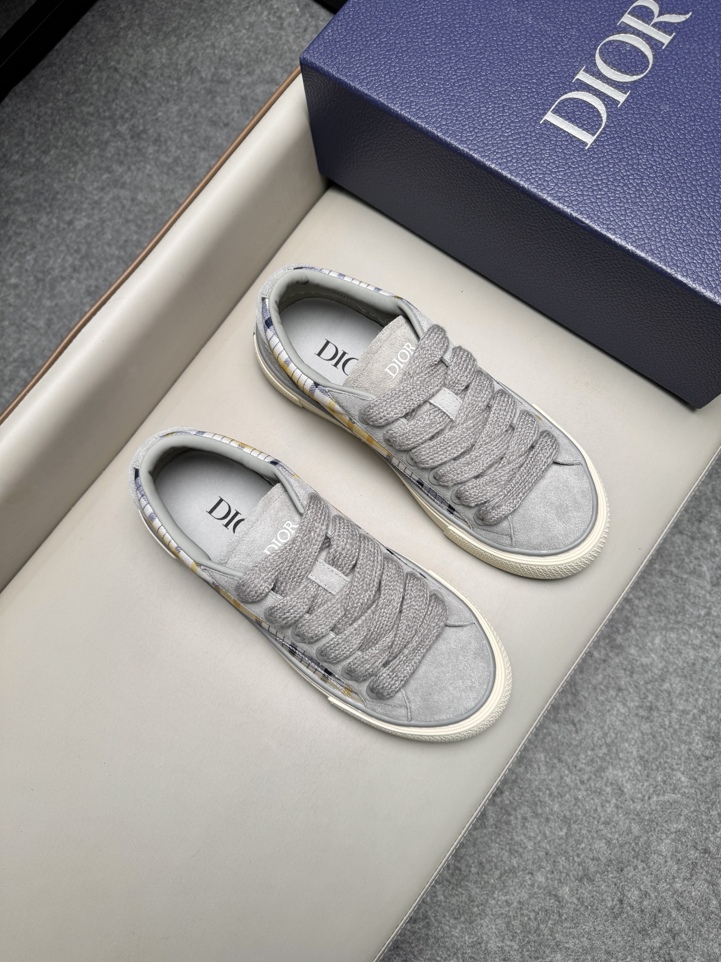 디올(Dior) CD 다이아몬드 스웨이드 스니커즈 신발