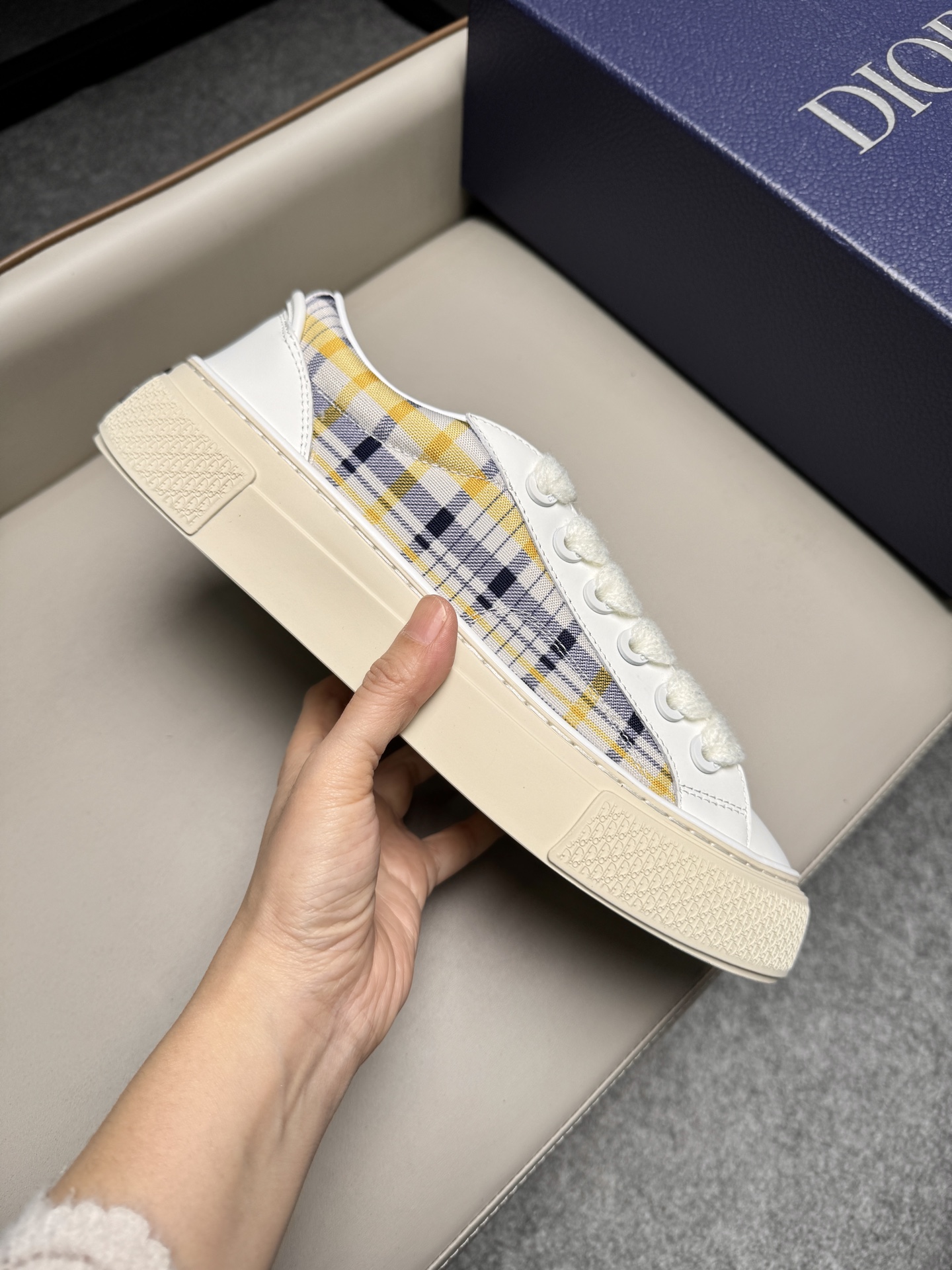 디올(Dior) CD 다이아몬드 스웨이드 스니커즈 신발