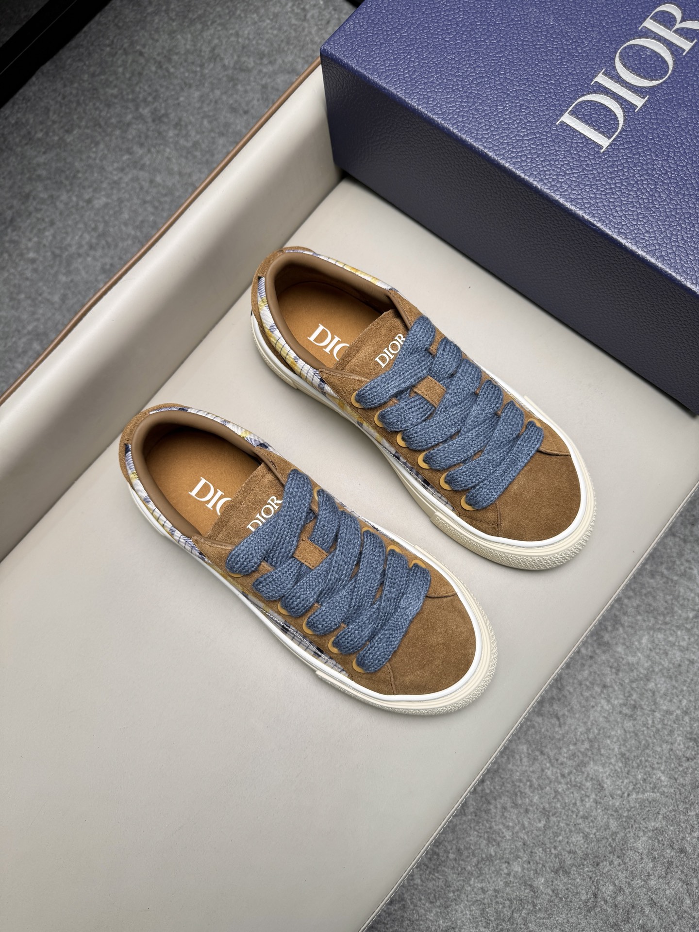 디올(Dior) CD 다이아몬드 스웨이드 스니커즈 신발