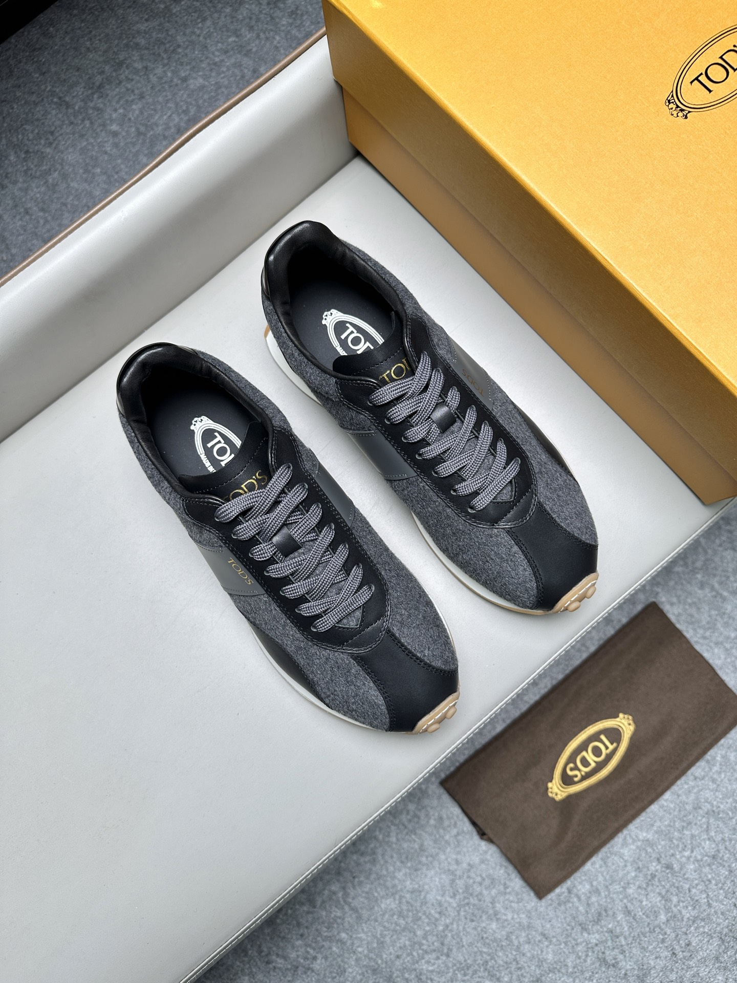 토즈(Tods) 레더 & 트위드 믹스 스니커즈 신발