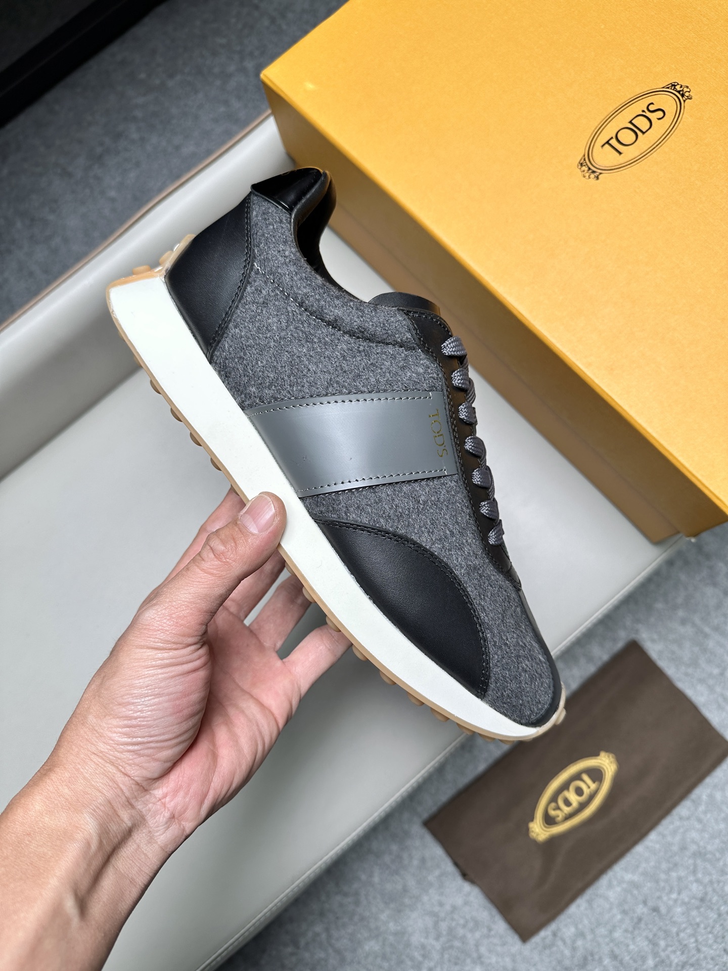 토즈(Tods) 레더 & 트위드 믹스 스니커즈 신발