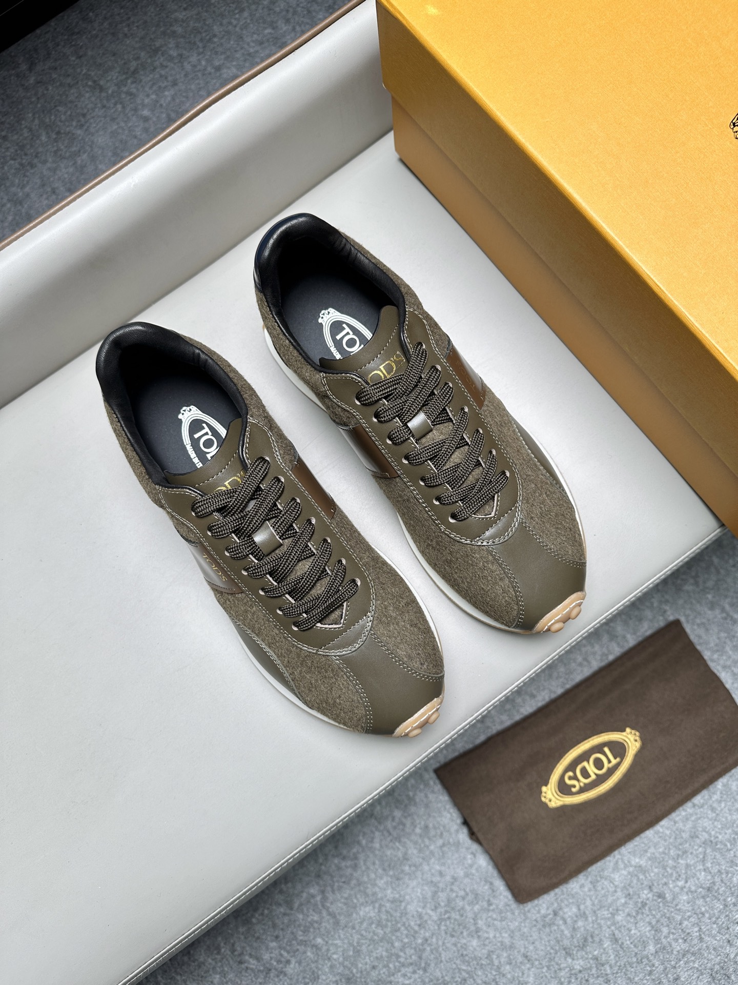 토즈(Tods) 레더 & 트위드 믹스 스니커즈 신발