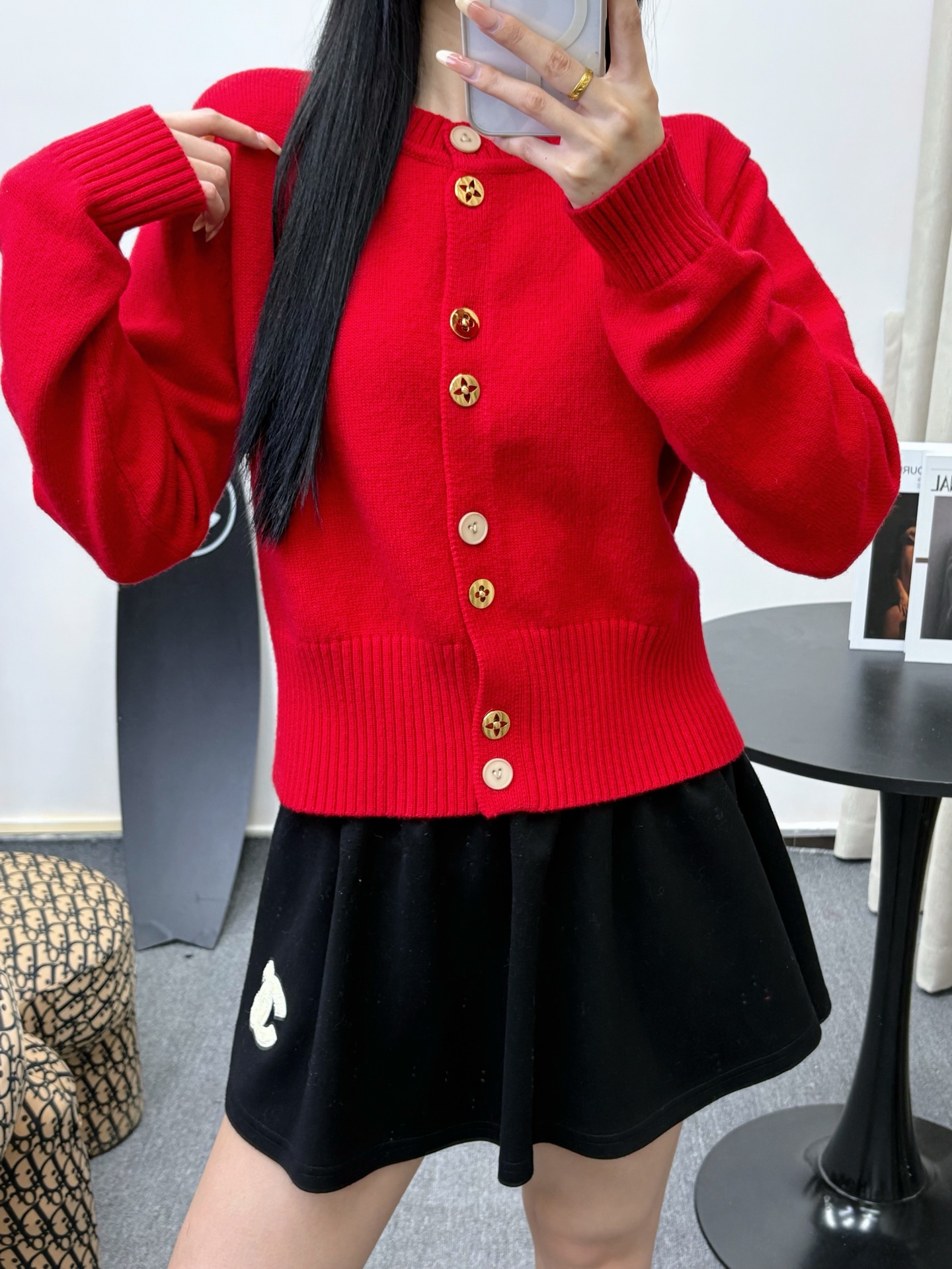 루이비통(LV) 로고 버튼 니트 라운드 가디건 의류