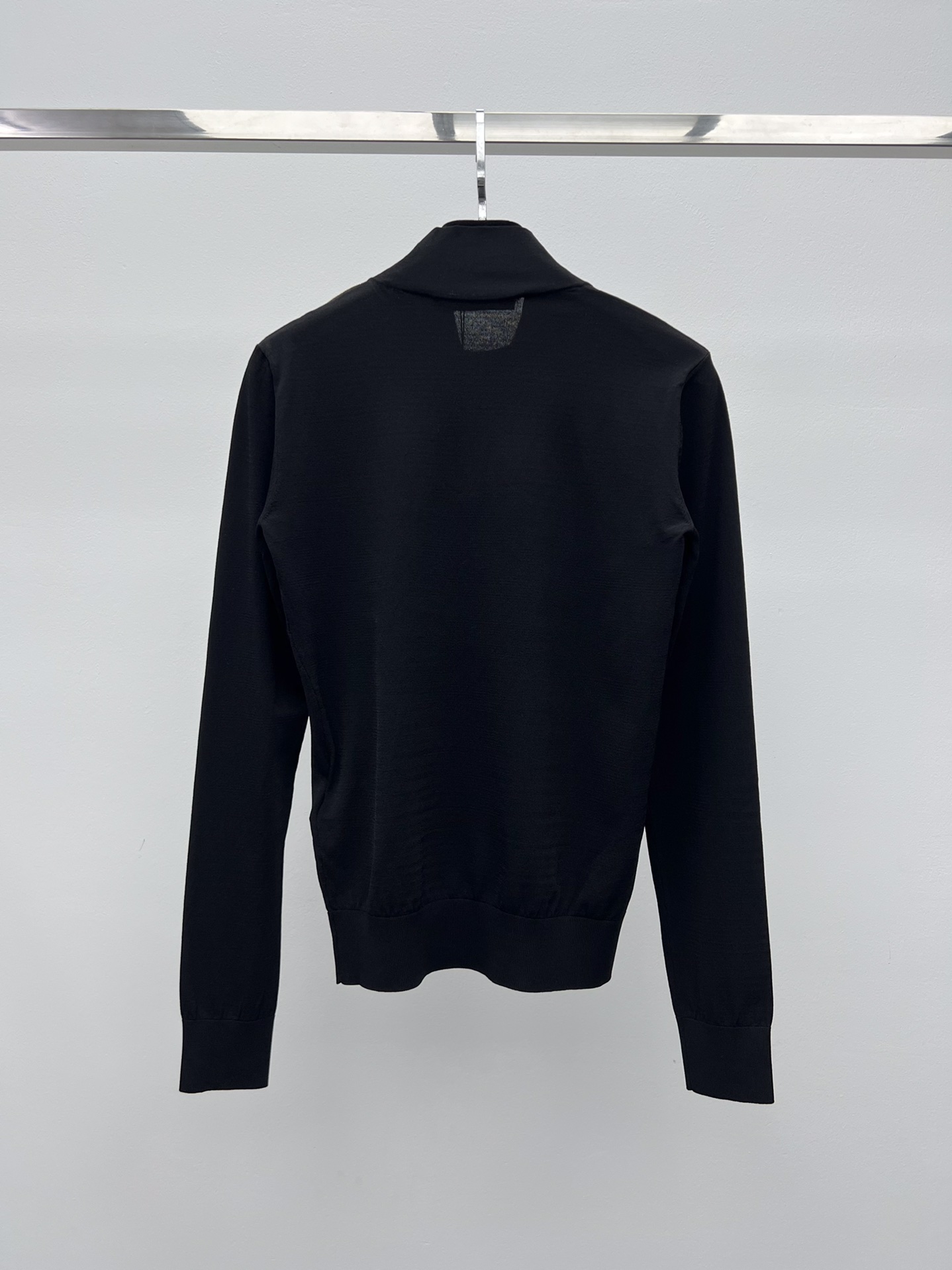 루이비통(LV) 지퍼 디테일 슬림핏 터틀넥 니트 의류