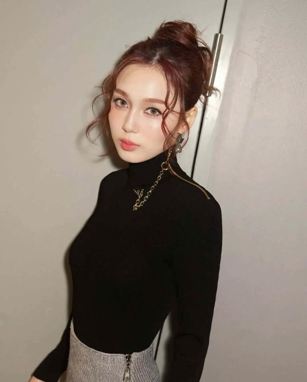 루이비통(LV) 지퍼 디테일 슬림핏 터틀넥 니트 의류