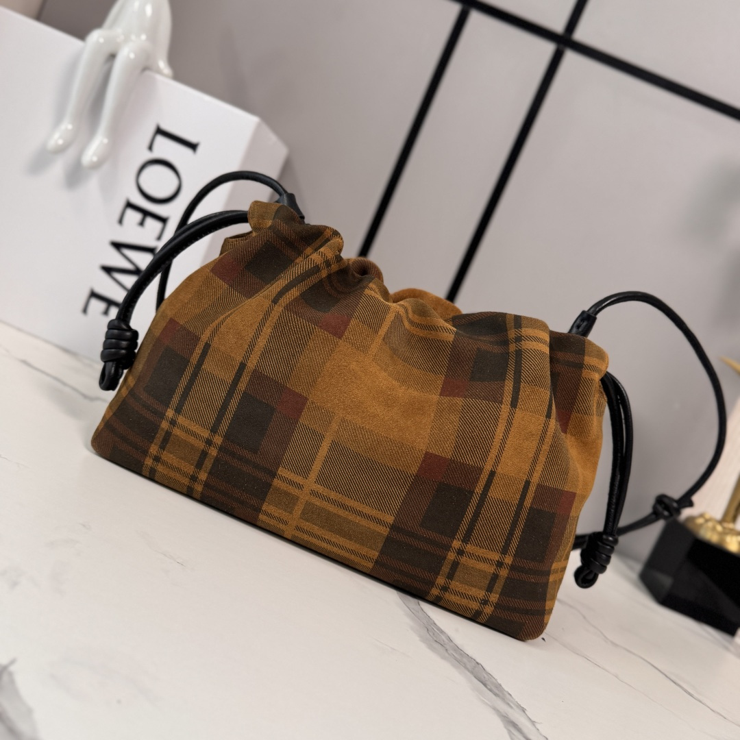 로에베(Loewe) 미디엄 체크 스웨이드 Flamenco Purse 플라멩코 퍼스 가방