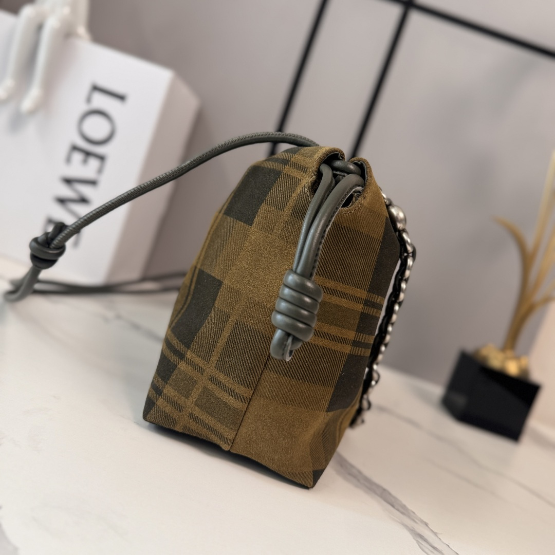로에베(Loewe) 미디엄 체크 스웨이드 Flamenco Purse 플라멩코 퍼스 가방