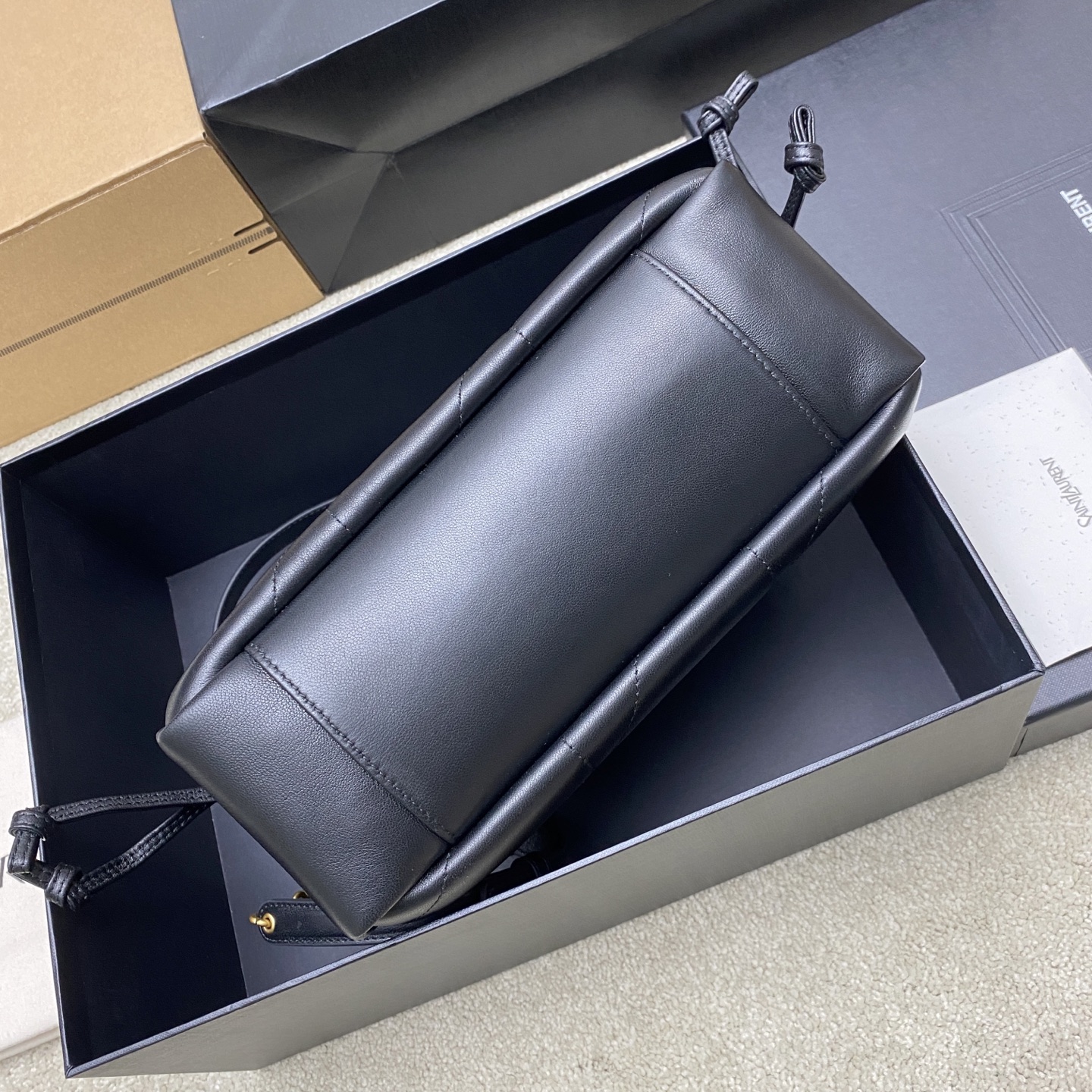 생로랑(YSL) 제이미 4.3 블랙 램스킨 미니 토트백 숄더백 가방