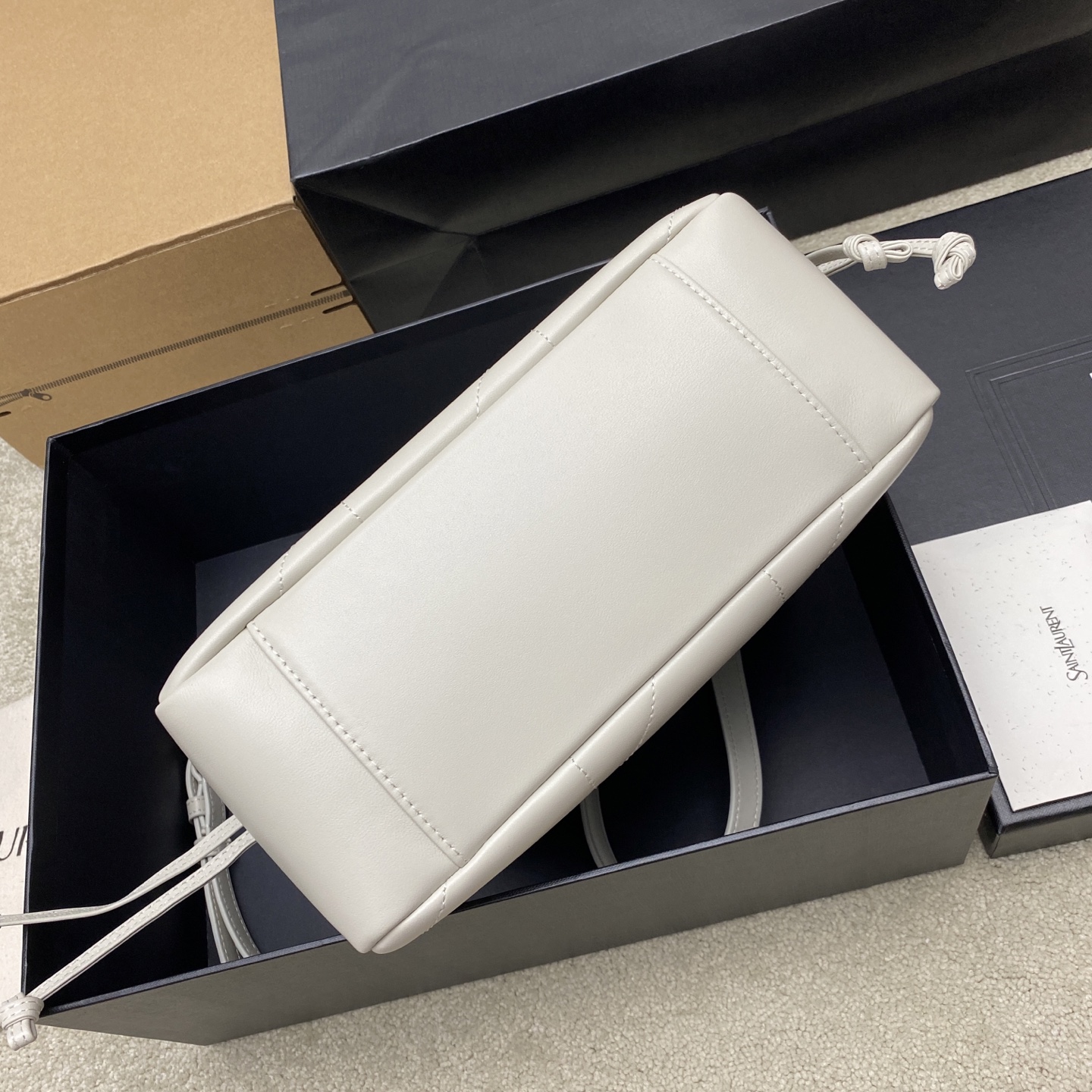 생로랑(YSL) 제이미 4.3 밀크 화이트 램스킨 미니 토트백 숄더백 가방