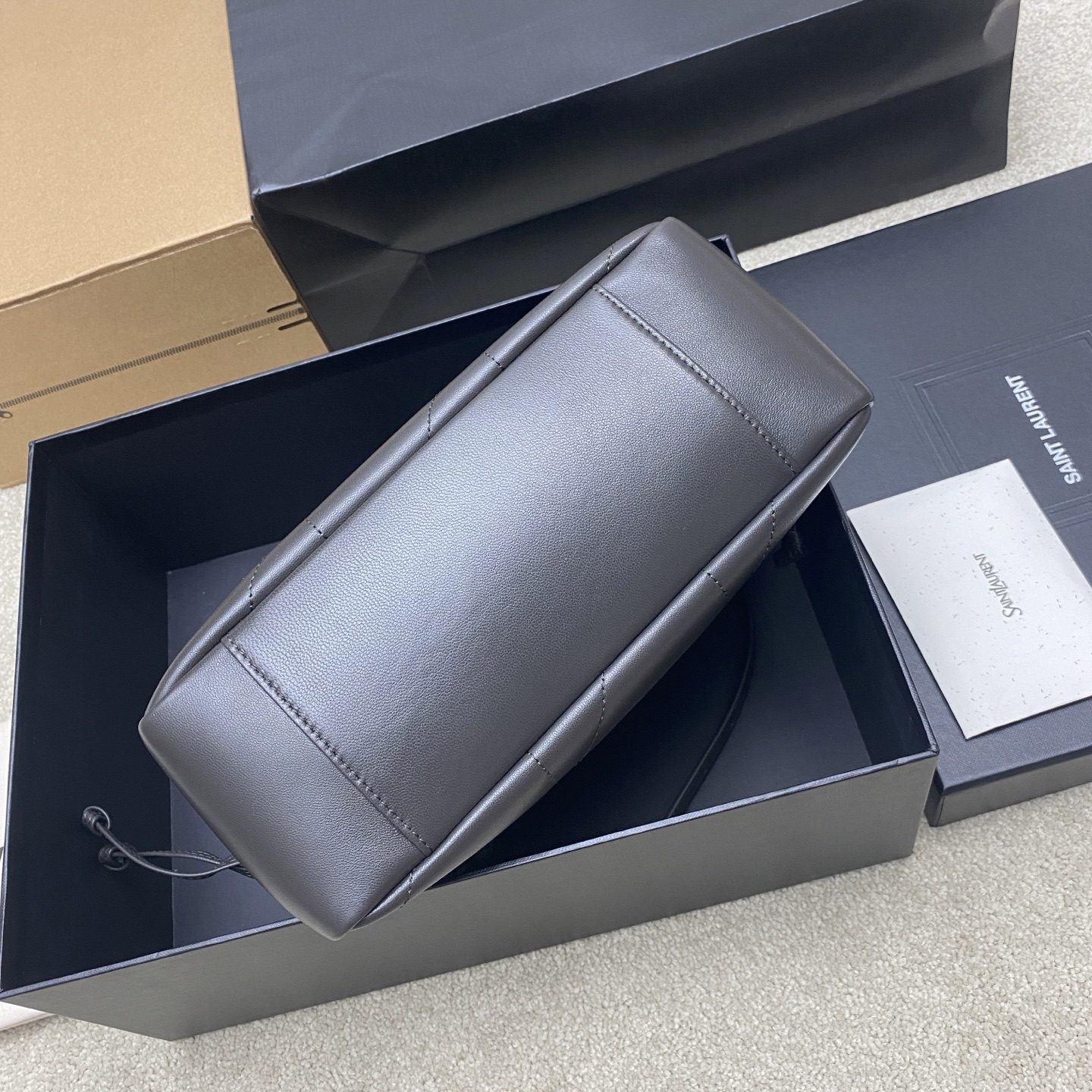 생로랑(YSL) 제이미 4.3 시티 그레이 램스킨 미니 토트백 숄더백 가방