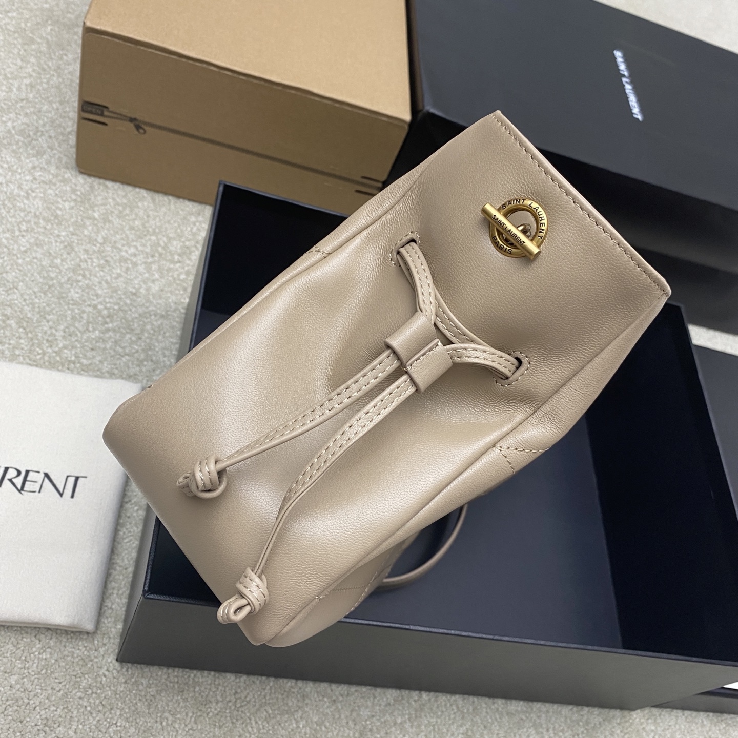 생로랑(YSL) 제이미 4.3 아몬드(살구) 램스킨 미니 토트백 숄더백 가방