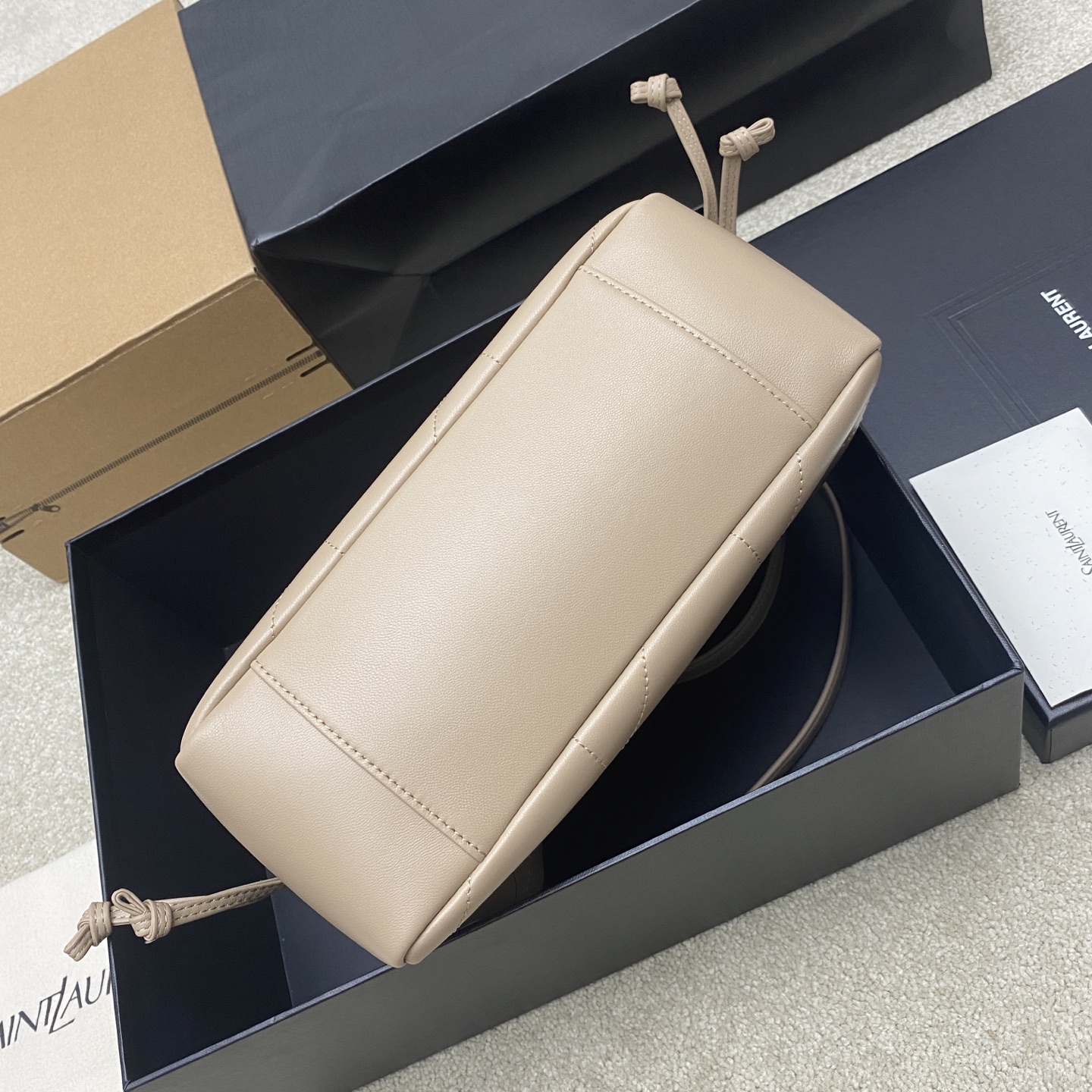 생로랑(YSL) 제이미 4.3 아몬드(살구) 램스킨 미니 토트백 숄더백 가방