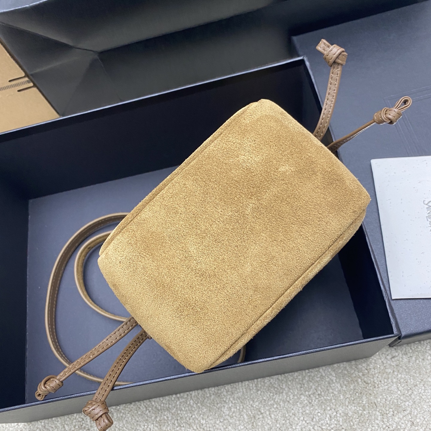 생로랑(YSL) 제이미 4.3 골드 리프 브라운 스웨이드 미니 토트백 숄더백 가방