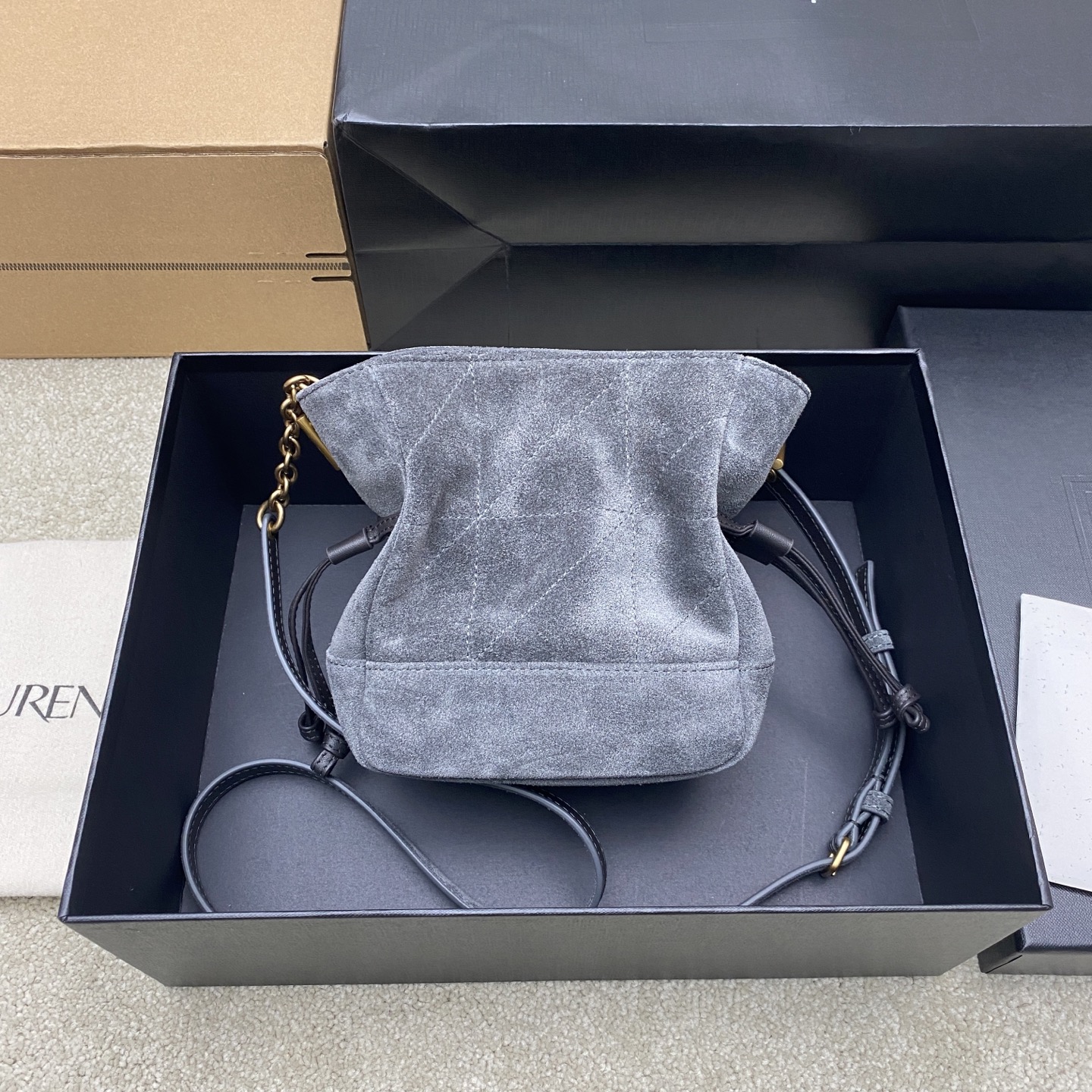 생로랑(YSL) 제이미 4.3 시티 그레이 스웨이드 미니(복주머니) 숄더백 가방