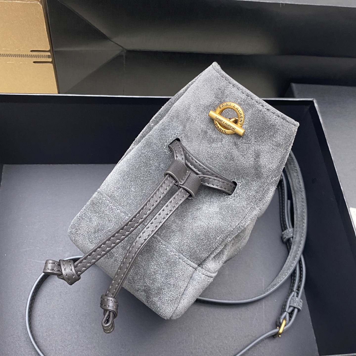 생로랑(YSL) 제이미 4.3 시티 그레이 스웨이드 미니(복주머니) 숄더백 가방